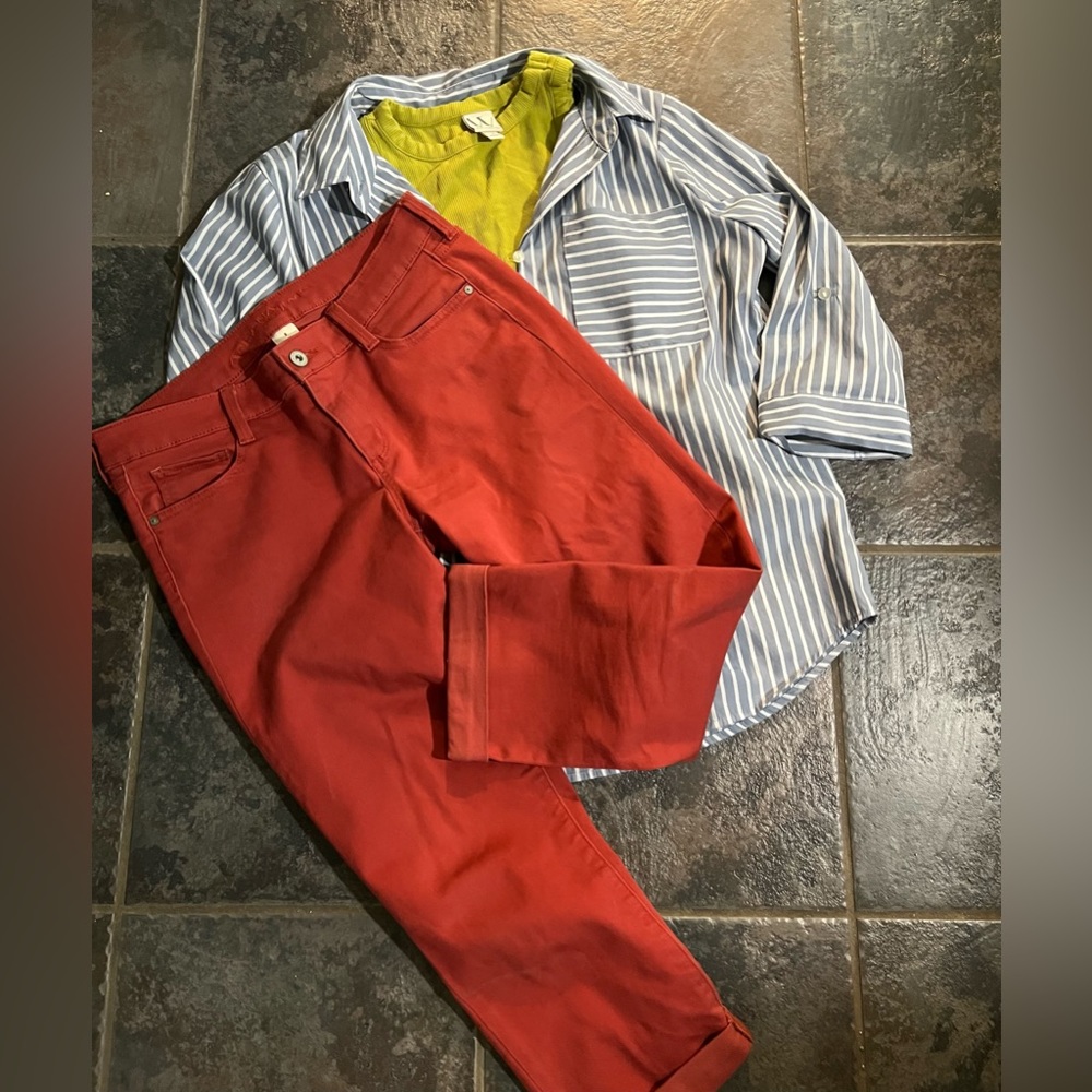 Women’s outfit bundle. Tank and shirt are in NWOT.